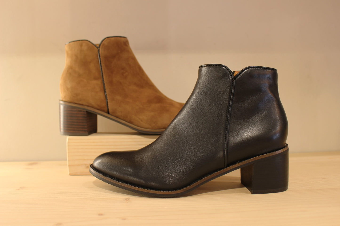 Bottines Mamzelle en cuir lisse de couleur noir ou en velours noisette. Ganse cuir lisse sur le contour de la velours