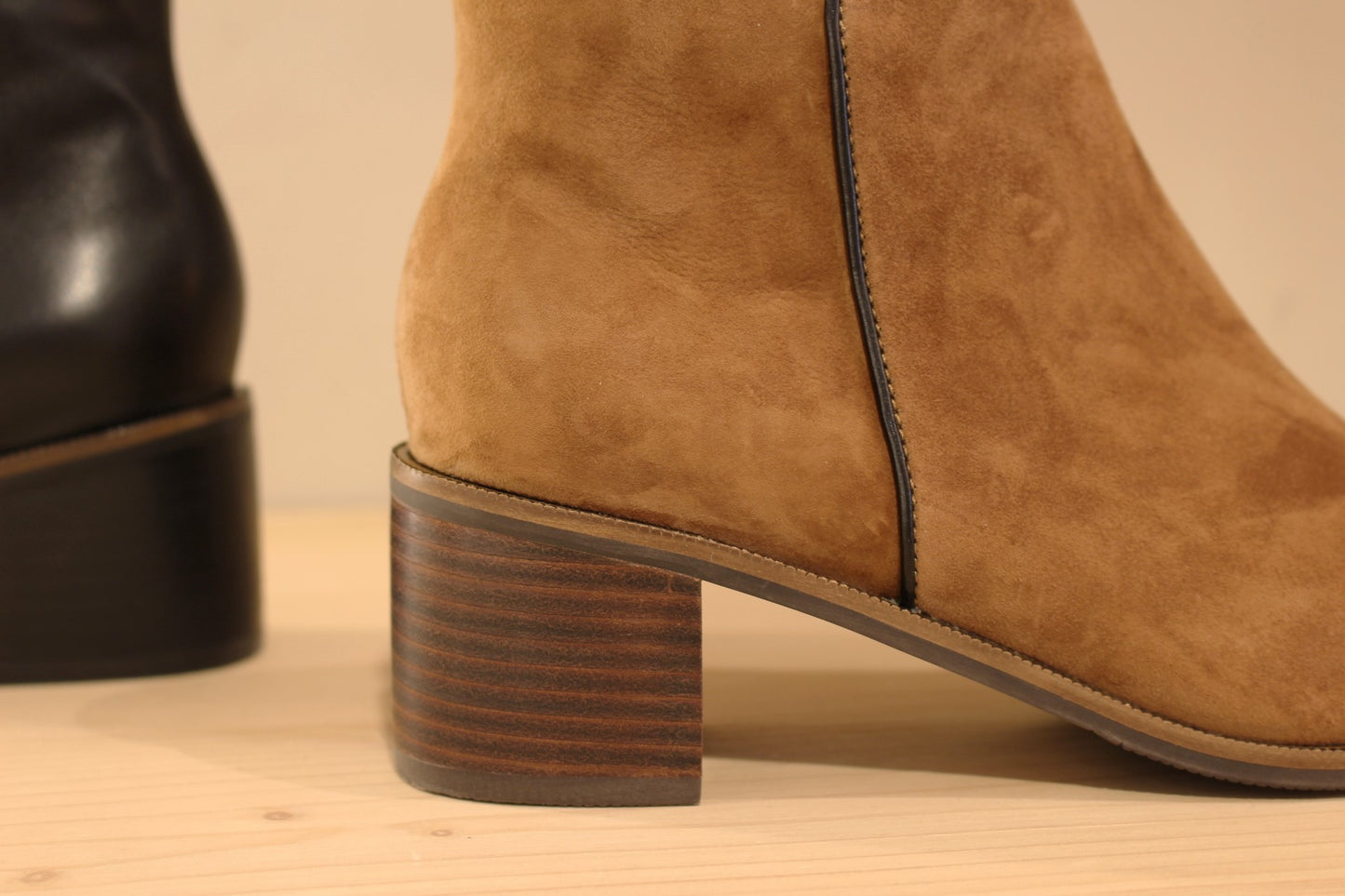 Bottines Mamzelle en cuir lisse de couleur noir ou en velours noisette. Ganse cuir lisse sur le contour de la velours