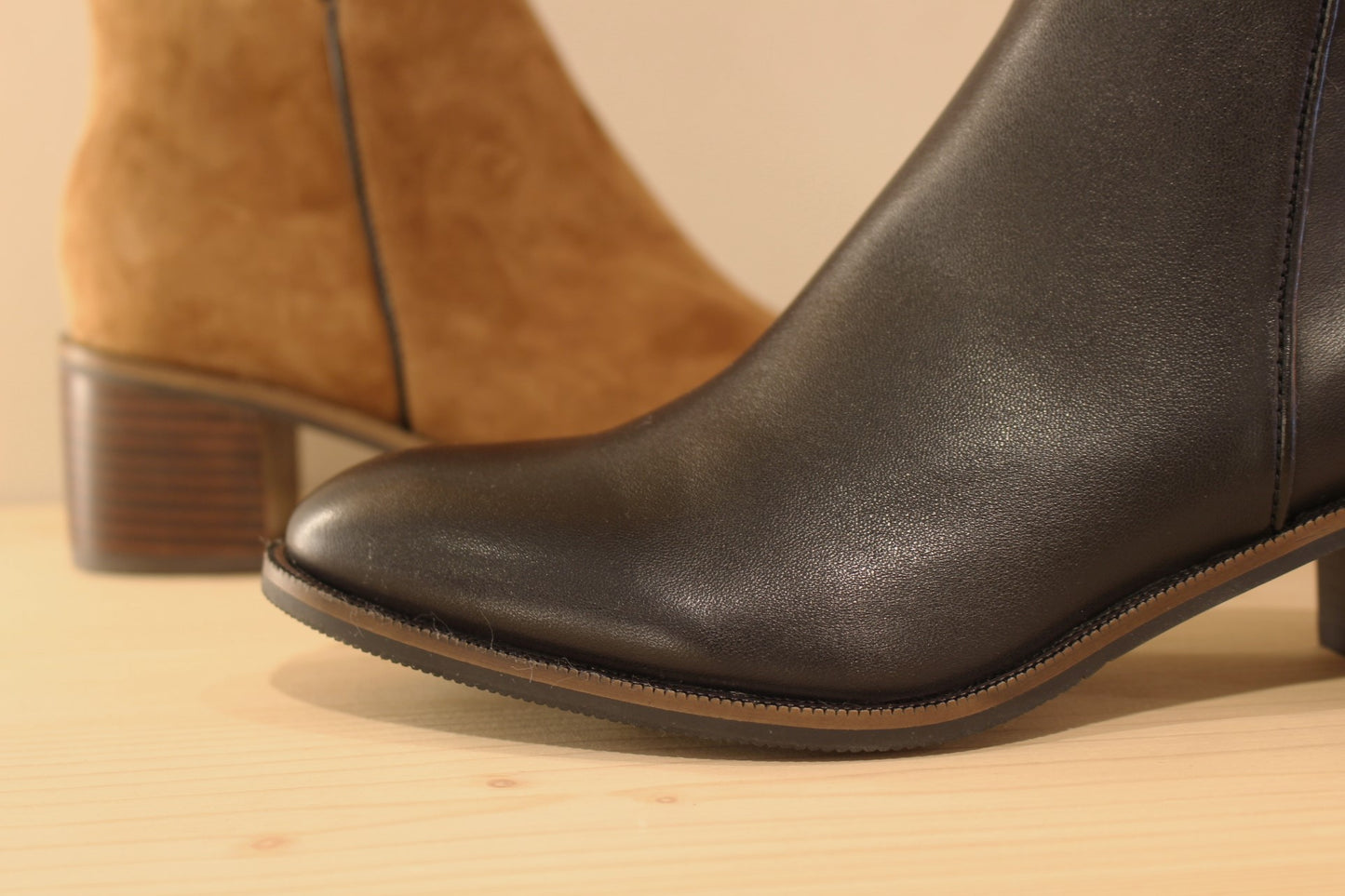 Bottines Mamzelle en cuir lisse de couleur noir ou en velours noisette. Ganse cuir lisse sur le contour de la velours