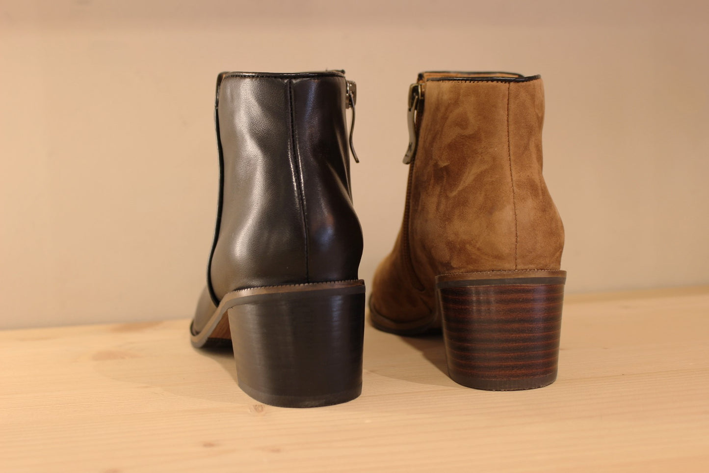 Bottines Mamzelle en cuir lisse de couleur noir ou en velours noisette. Ganse cuir lisse sur le contour de la velours
