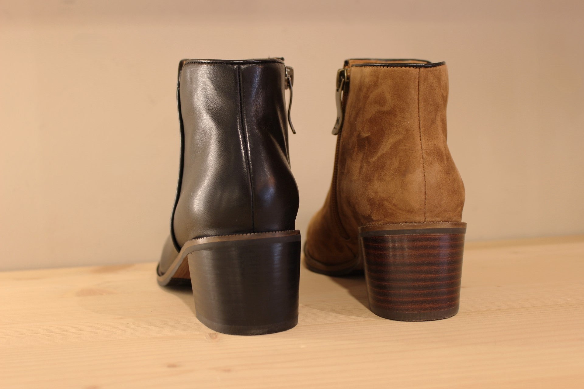 Bottines Mamzelle en cuir lisse de couleur noir ou en velours noisette. Ganse cuir lisse sur le contour de la velours