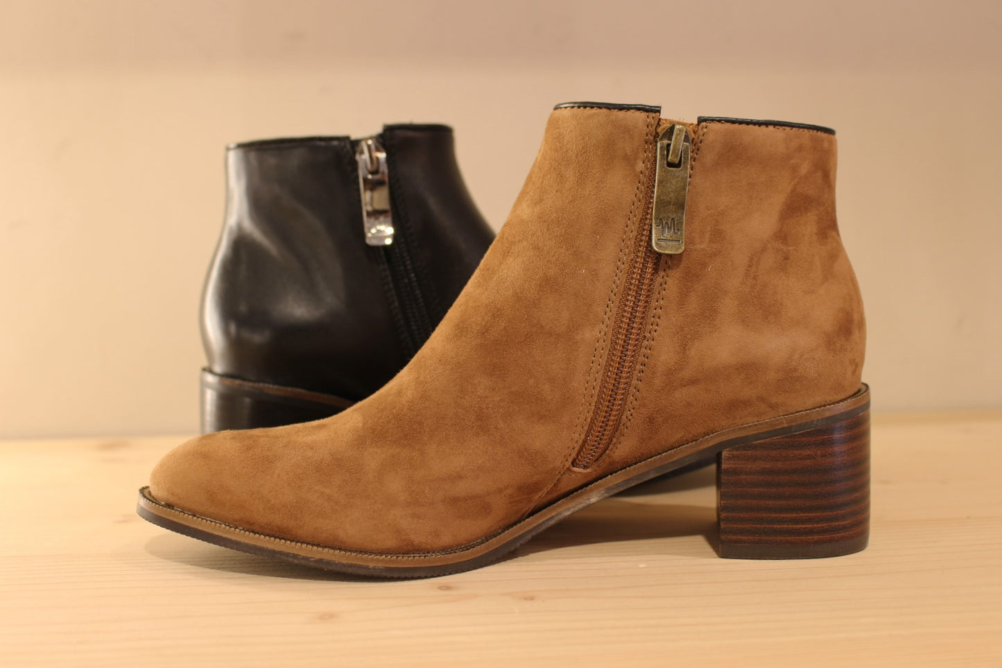 Bottines Mamzelle en cuir lisse de couleur noir ou en velours noisette. Ganse cuir lisse sur le contour de la velours