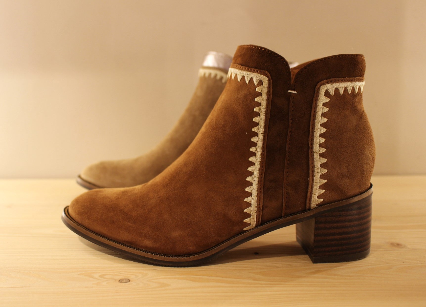 Bottines velours et petit talon MAMZELLE