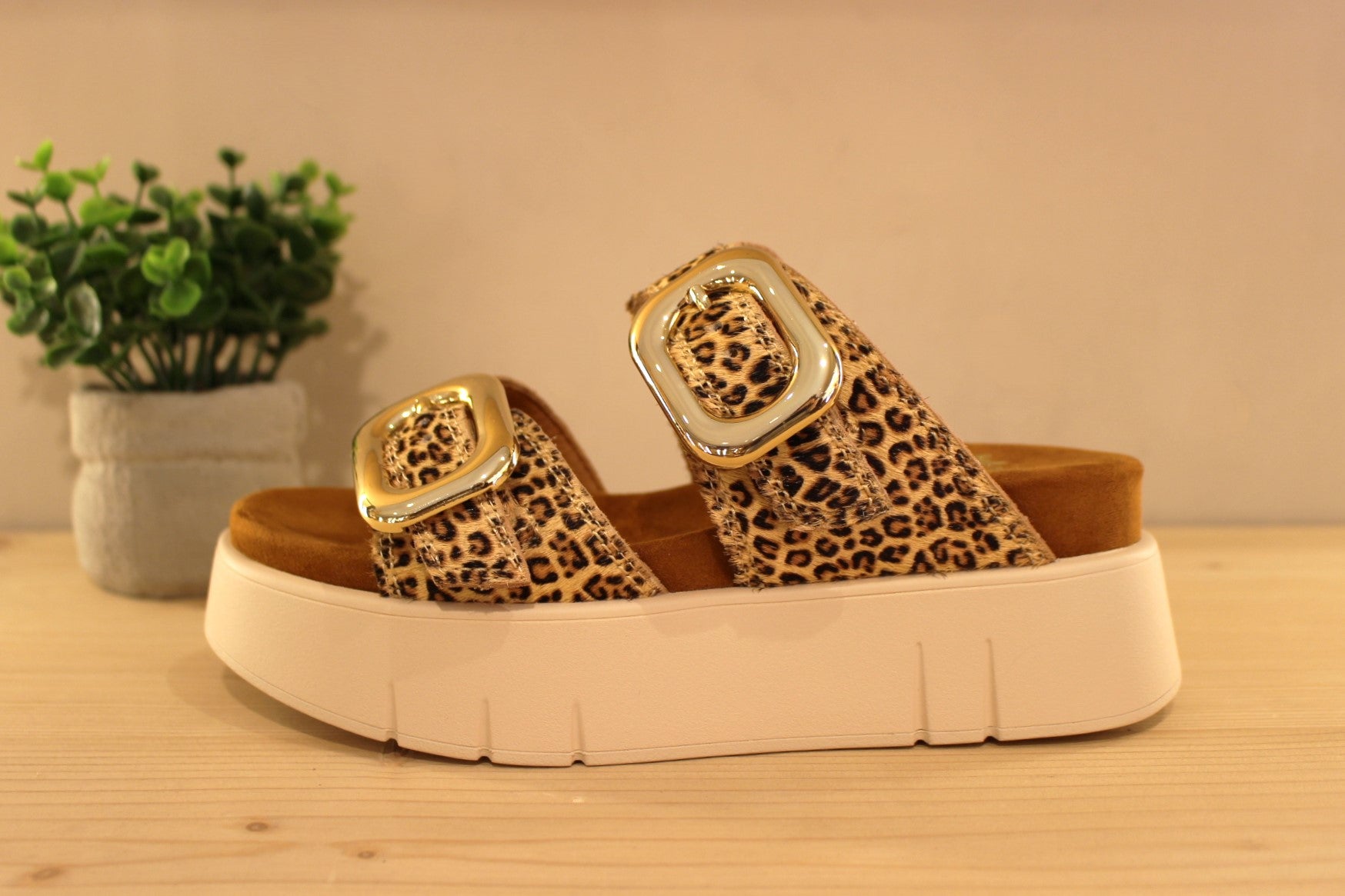 Chaussures MAMZELLE - Umbo. Mules en cuir imprimé léopard. Habillage poils. Serrage par boucle sur deux brides, coup de pied et avant. Chaussures doublées cuir. Semelle externe en gomme beige. Semelle compensée d'une hauteur de 4 cm. Talon de 0.5 cm.