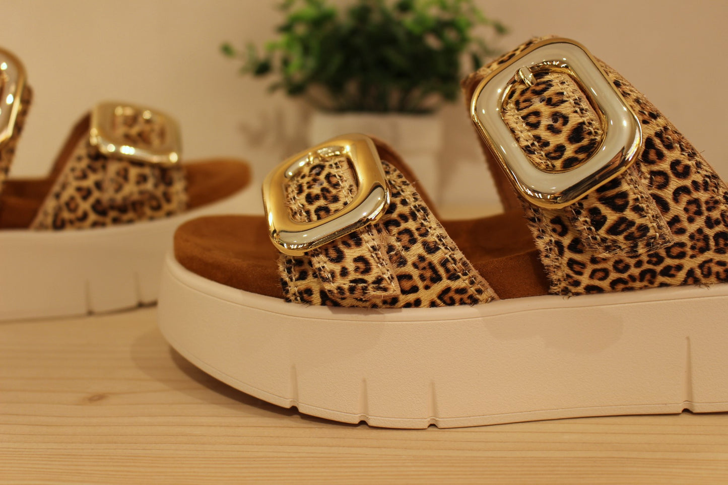 Chaussures MAMZELLE - Umbo. Mules en cuir imprimé léopard. Habillage poils. Serrage par boucle sur deux brides, coup de pied et avant. Chaussures doublées cuir. Semelle externe en gomme beige. Semelle compensée d'une hauteur de 4 cm. Talon de 0.5 cm.