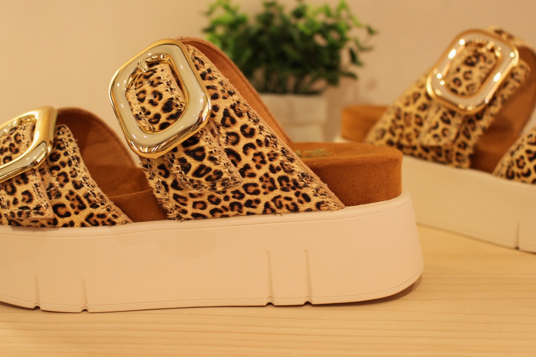 Chaussures MAMZELLE - Umbo. Mules en cuir imprimé léopard. Habillage poils. Serrage par boucle sur deux brides, coup de pied et avant. Chaussures doublées cuir. Semelle externe en gomme beige. Semelle compensée d'une hauteur de 4 cm. Talon de 0.5 cm.