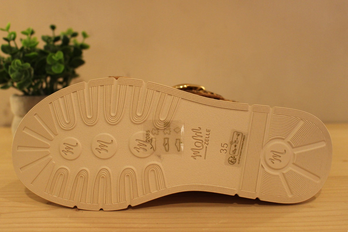 Chaussures MAMZELLE - Umbo. Mules en cuir imprimé léopard. Habillage poils. Serrage par boucle sur deux brides, coup de pied et avant. Chaussures doublées cuir. Semelle externe en gomme beige. Semelle compensée d'une hauteur de 4 cm. Talon de 0.5 cm.