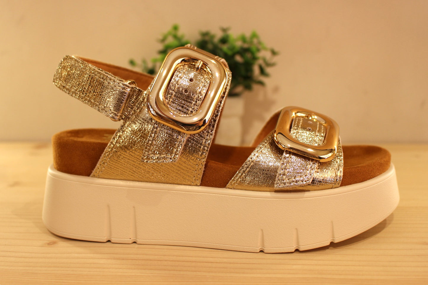 Chaussures MAMZELLE - Usufi. Sandales en cuir métallisé de couleur platine. Serrage par boucle sur deux brides, coup de pied et avant. Bride monté scratch sur l'arrière. Chaussures doublées cuir. Semelle externe en gomme beige. Semelle compensée d'une hauteur de 4 cm. Talon de 0.5 cm.