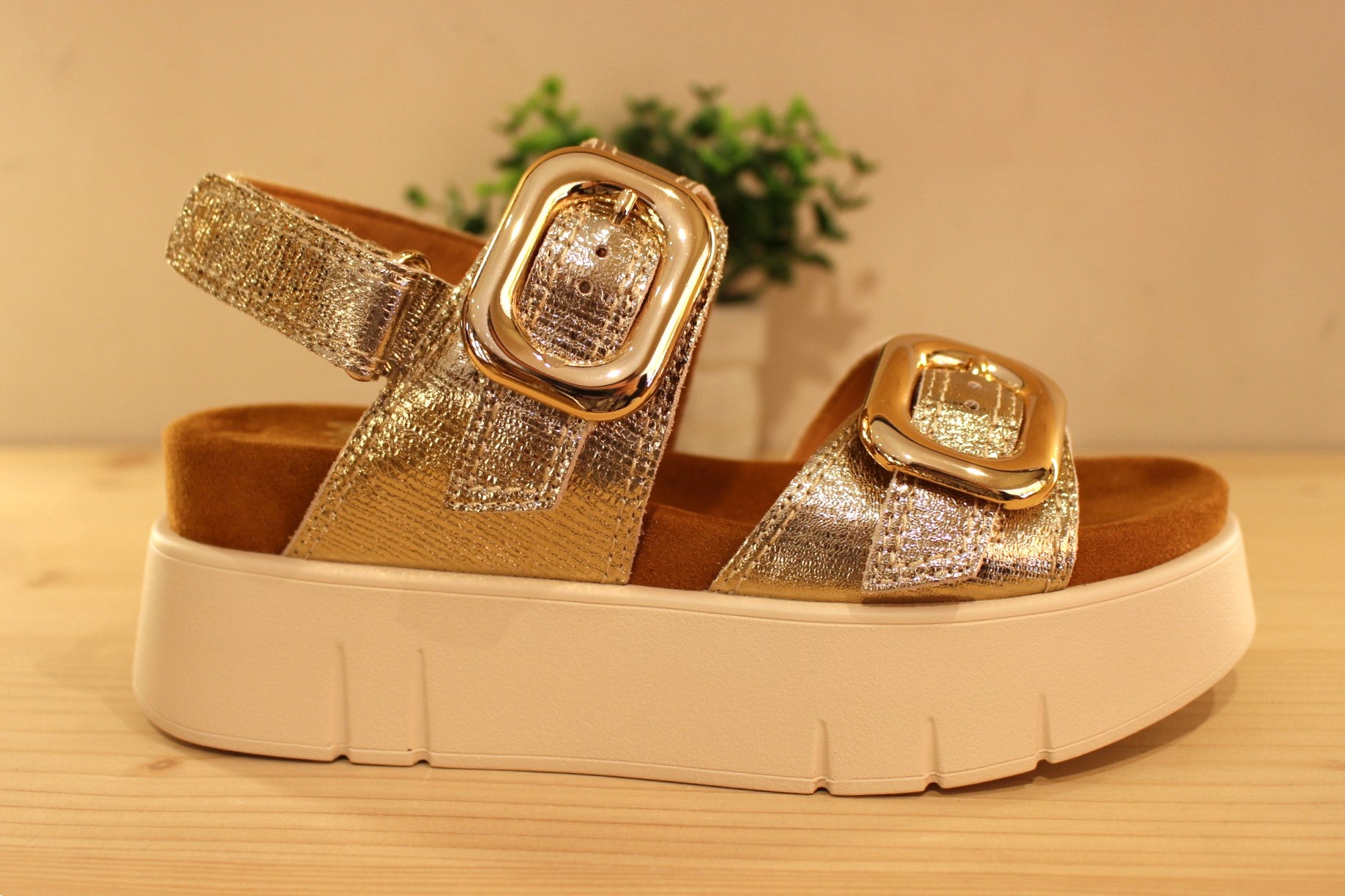 Chaussures MAMZELLE - Usufi. Sandales en cuir métallisé de couleur platine. Serrage par boucle sur deux brides, coup de pied et avant. Bride monté scratch sur l'arrière. Chaussures doublées cuir. Semelle externe en gomme beige. Semelle compensée d'une hauteur de 4 cm. Talon de 0.5 cm.