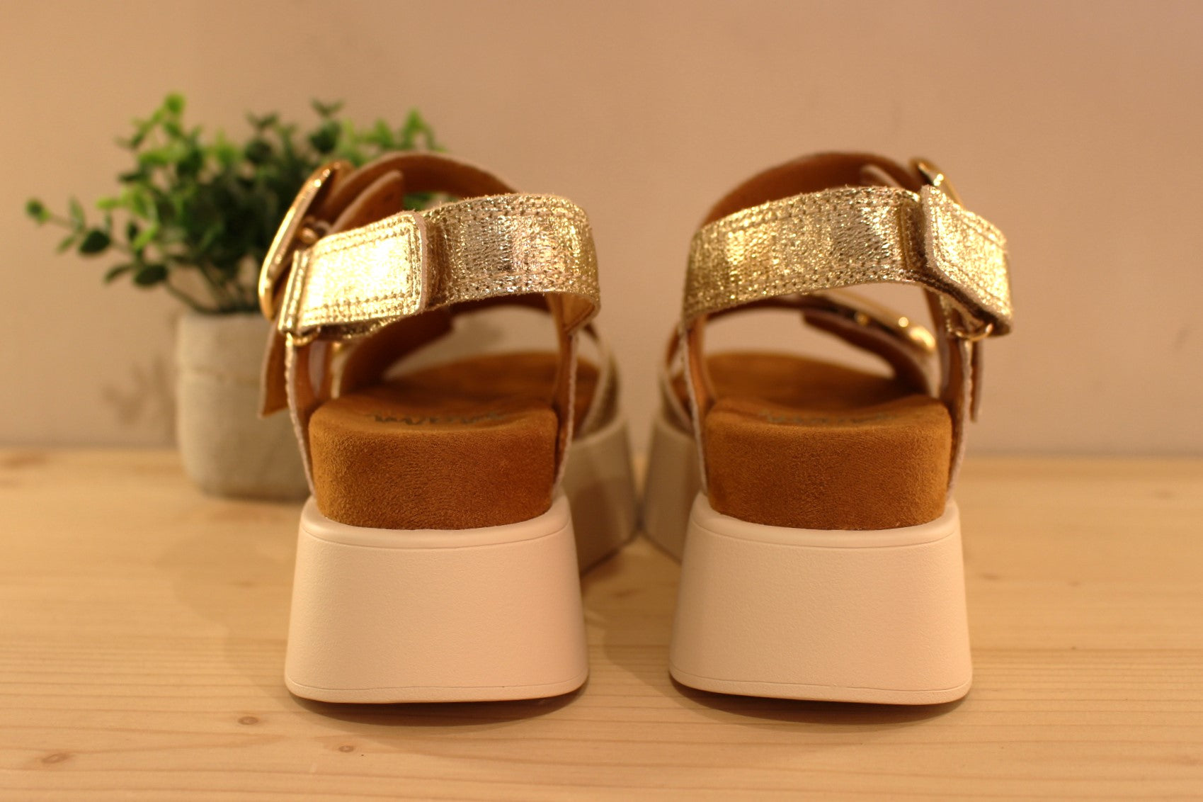 Chaussures MAMZELLE - Usufi. Sandales en cuir métallisé de couleur platine. Serrage par boucle sur deux brides, coup de pied et avant. Bride monté scratch sur l'arrière. Chaussures doublées cuir. Semelle externe en gomme beige. Semelle compensée d'une hauteur de 4 cm. Talon de 0.5 cm.