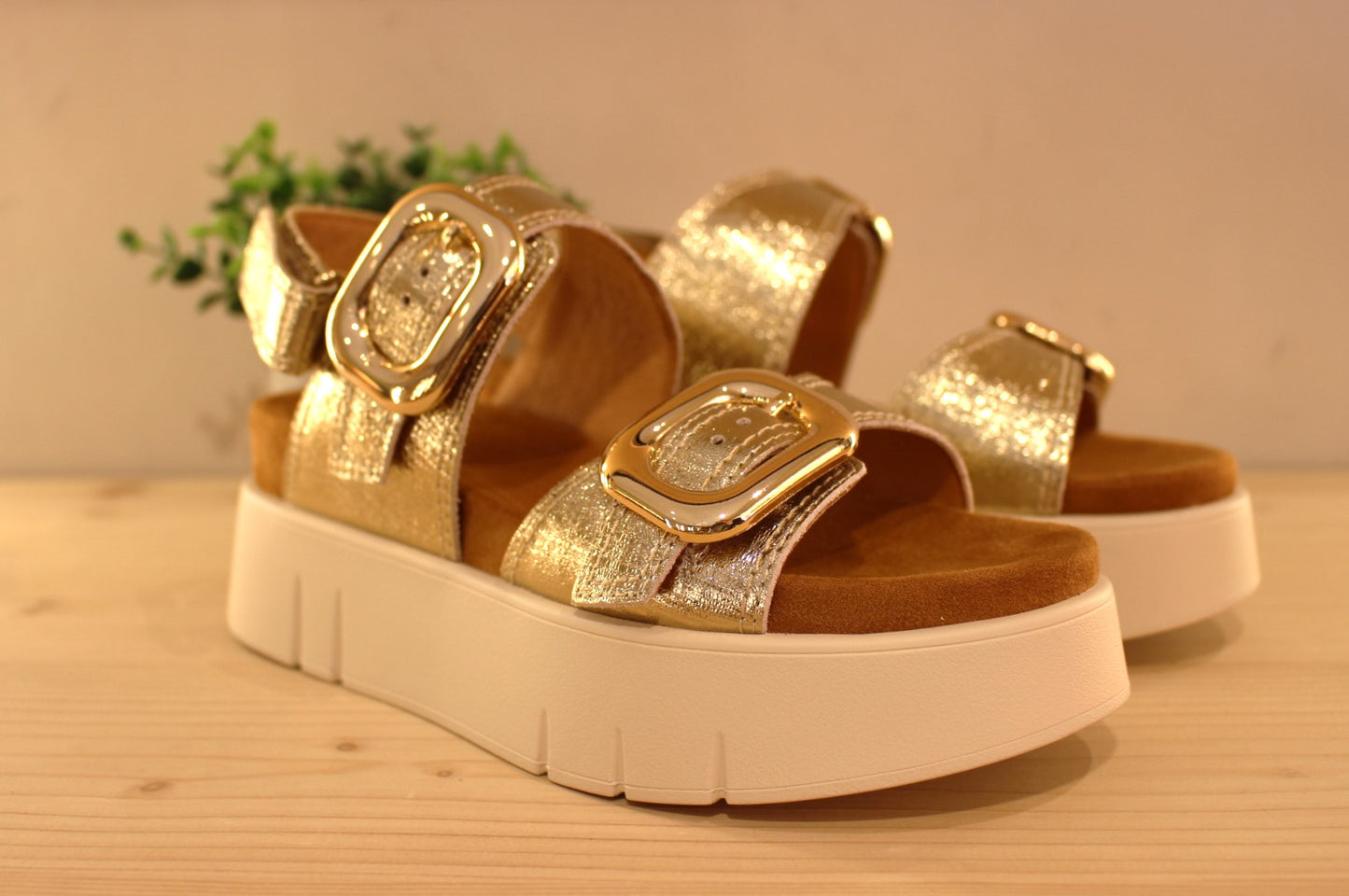 Chaussures MAMZELLE - Usufi. Sandales en cuir métallisé de couleur platine. Serrage par boucle sur deux brides, coup de pied et avant. Bride monté scratch sur l'arrière. Chaussures doublées cuir. Semelle externe en gomme beige. Semelle compensée d'une hauteur de 4 cm. Talon de 0.5 cm.
