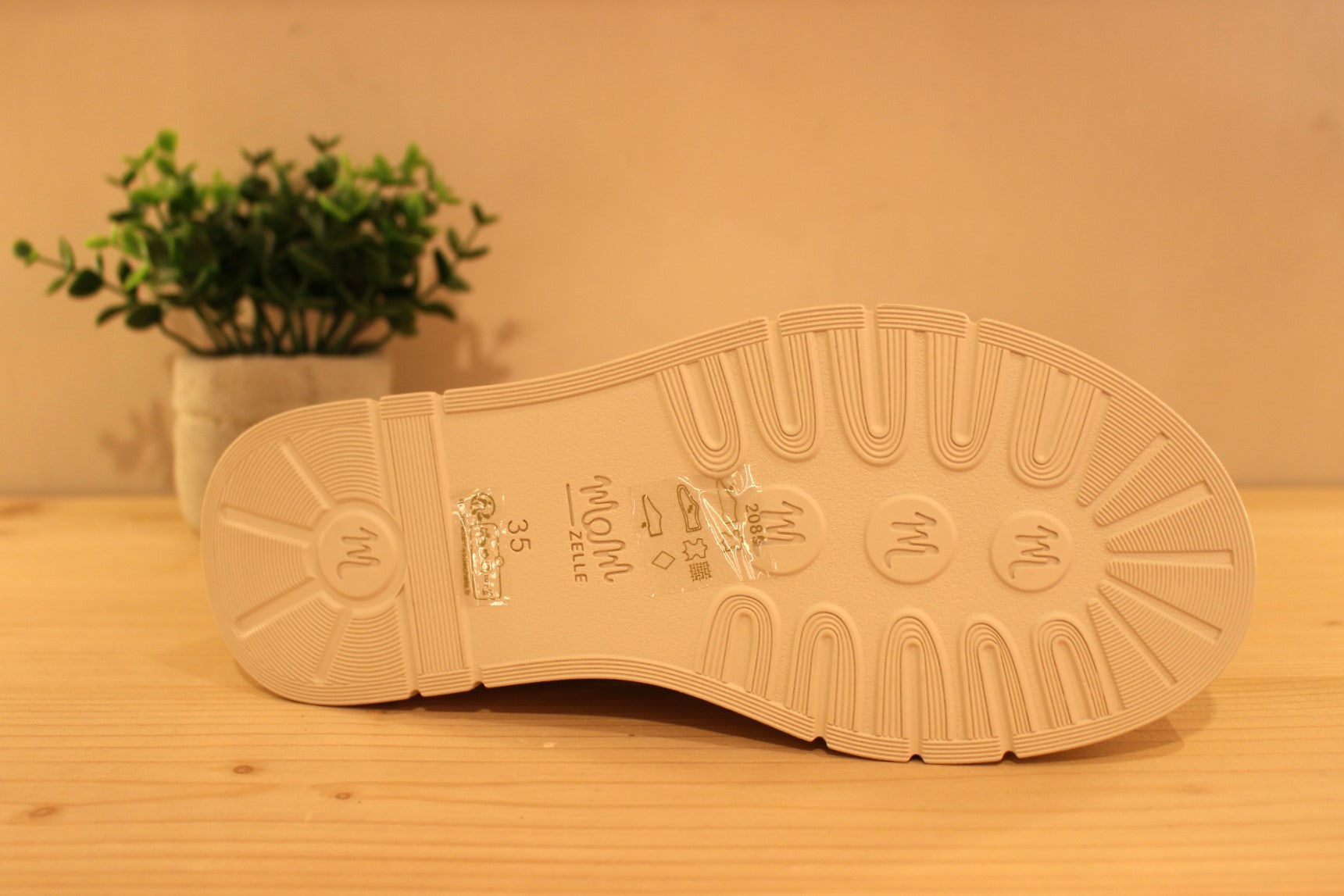 Chaussures MAMZELLE - Usufi. Sandales en cuir métallisé de couleur platine. Serrage par boucle sur deux brides, coup de pied et avant. Bride monté scratch sur l'arrière. Chaussures doublées cuir. Semelle externe en gomme beige. Semelle compensée d'une hauteur de 4 cm. Talon de 0.5 cm.