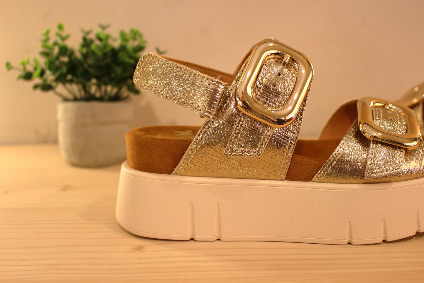 Chaussures MAMZELLE - Usufi. Sandales en cuir métallisé de couleur platine. Serrage par boucle sur deux brides, coup de pied et avant. Bride monté scratch sur l'arrière. Chaussures doublées cuir. Semelle externe en gomme beige. Semelle compensée d'une hauteur de 4 cm. Talon de 0.5 cm.