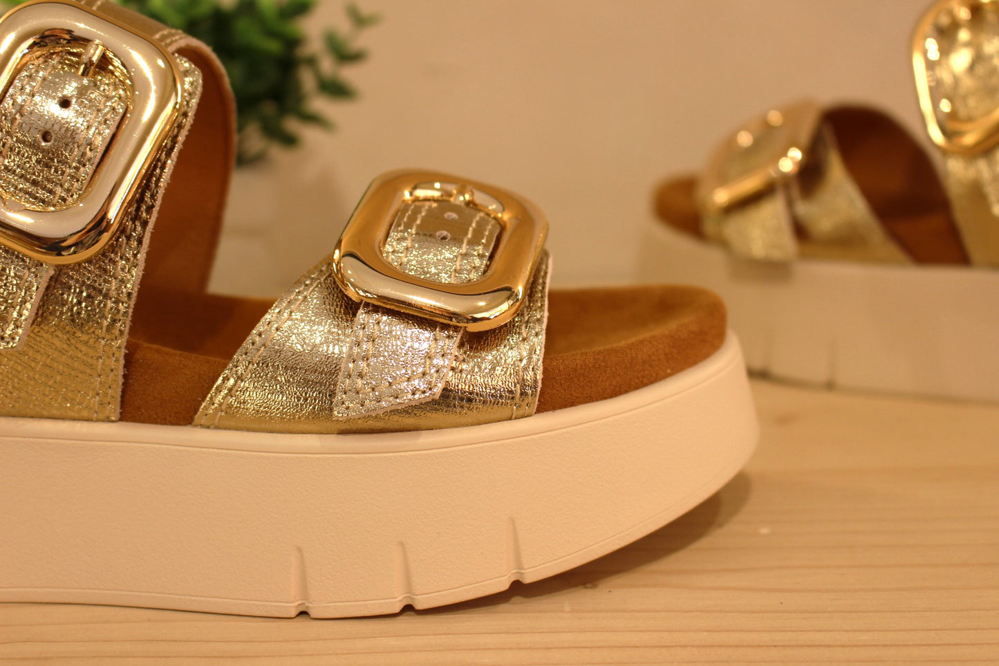 Chaussures MAMZELLE - Usufi. Sandales en cuir métallisé de couleur platine. Serrage par boucle sur deux brides, coup de pied et avant. Bride monté scratch sur l'arrière. Chaussures doublées cuir. Semelle externe en gomme beige. Semelle compensée d'une hauteur de 4 cm. Talon de 0.5 cm.