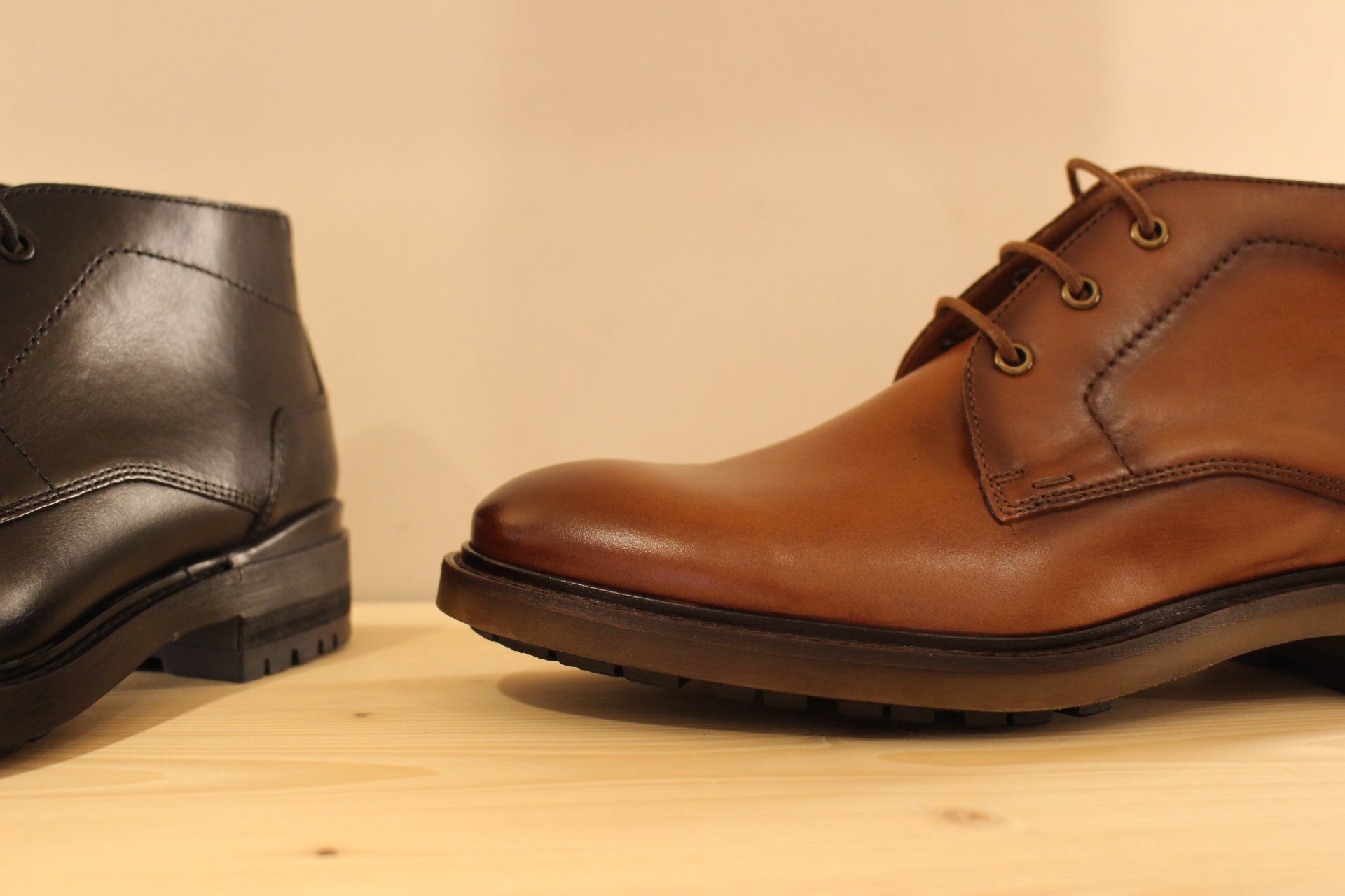 Bottines en cuir marron ou noir serrage lacet LLOYD