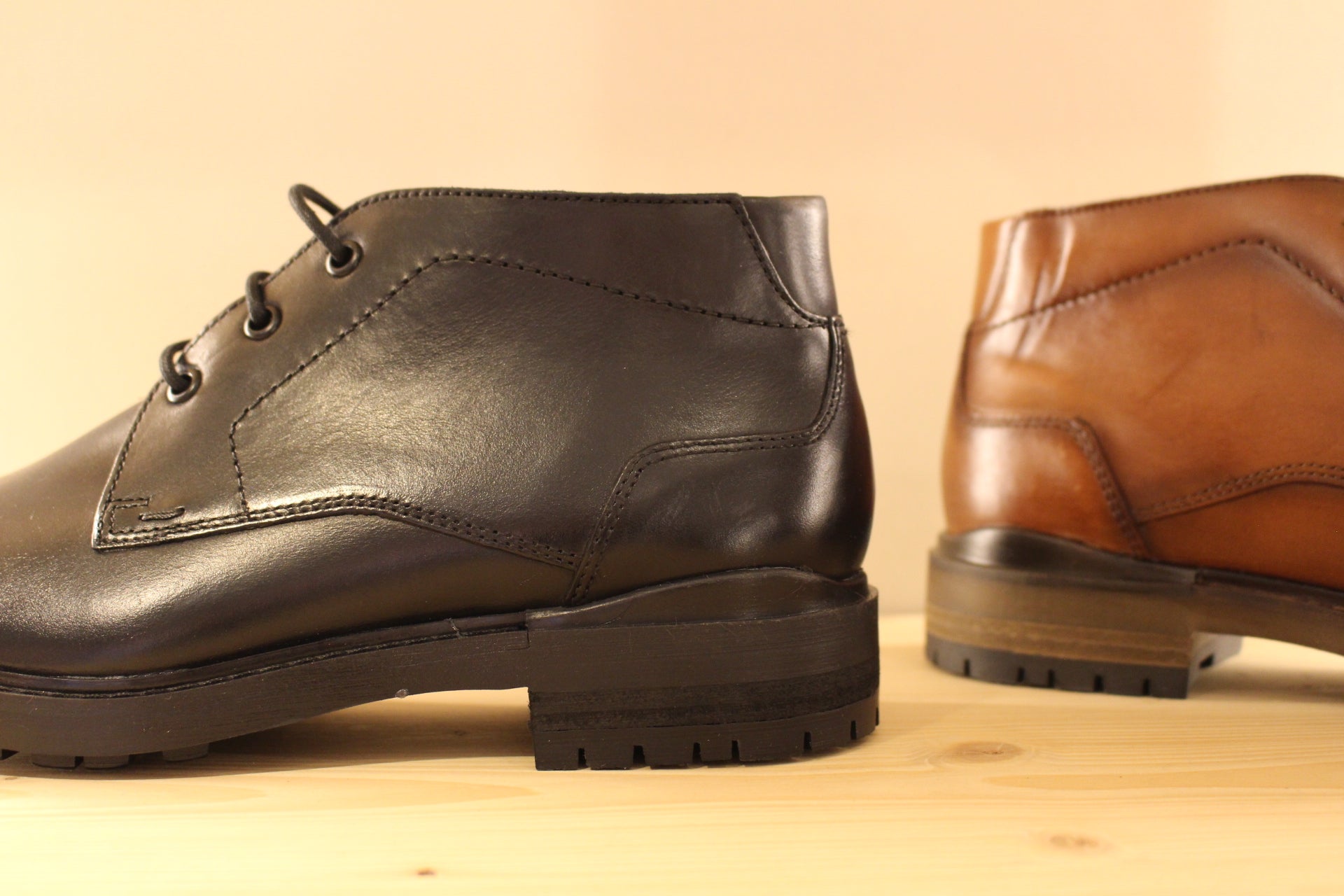 Bottines en cuir marron ou noir serrage lacet LLOYD
