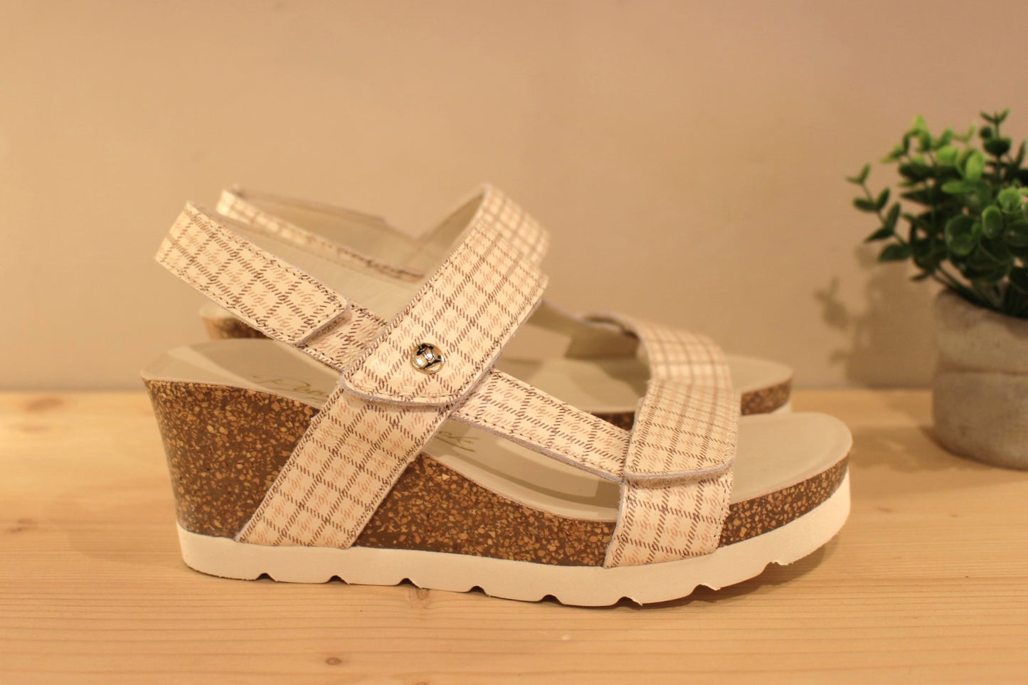 Sandales Panama Jack, en cuir dans les tons de beige et rose sur un aspect quadrillé.&nbsp;Serrage par trois scratchs 