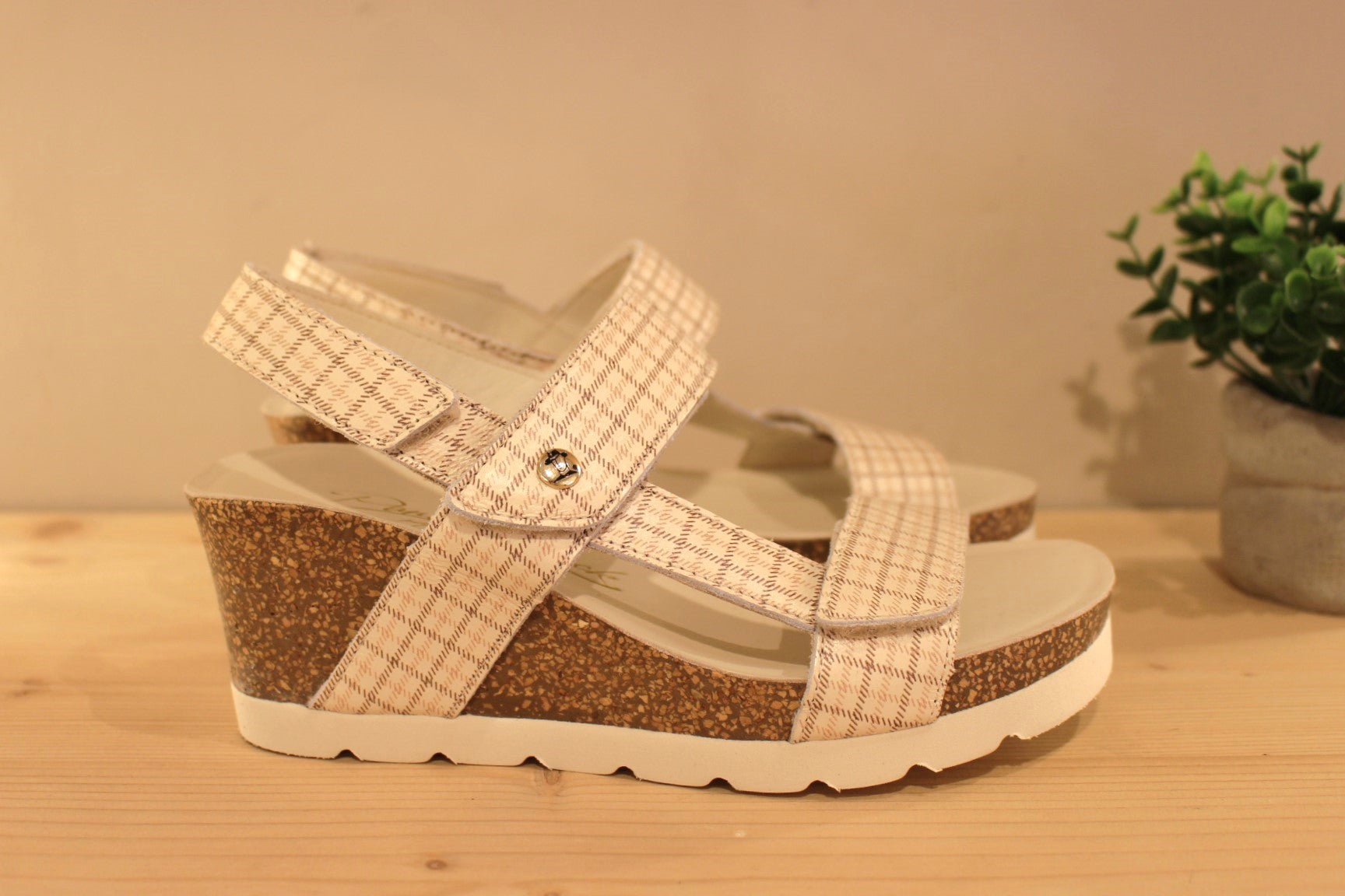 Sandales Panama Jack, en cuir dans les tons de beige et rose sur un aspect quadrillé.&nbsp;Serrage par trois scratchs 