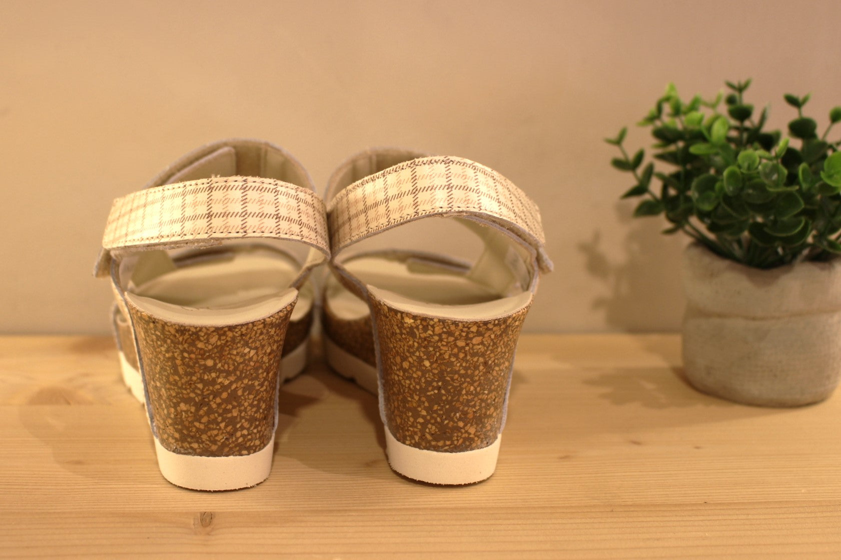 Sandales Panama Jack, en cuir dans les tons de beige et rose sur un aspect quadrillé.&nbsp;Serrage par trois scratchs 