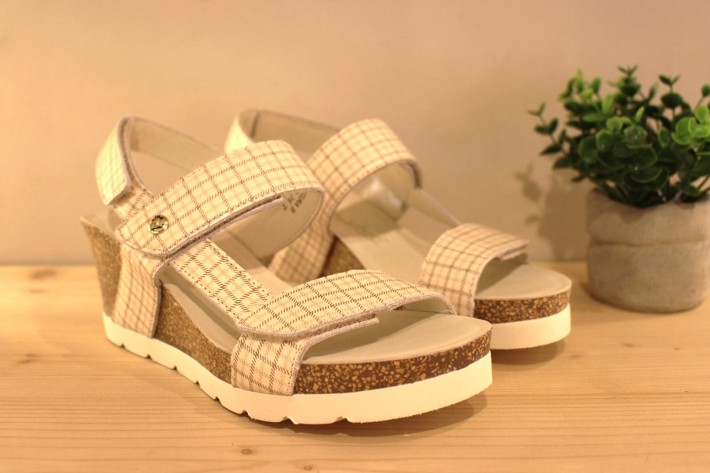 Sandales Panama Jack, en cuir dans les tons de beige et rose sur un aspect quadrillé.&nbsp;Serrage par trois scratchs 