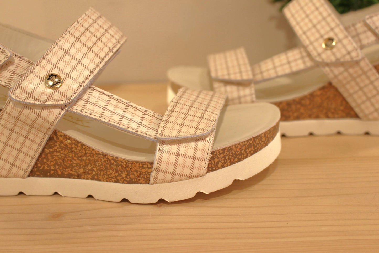 Sandales Panama Jack, en cuir dans les tons de beige et rose sur un aspect quadrillé.&nbsp;Serrage par trois scratchs 