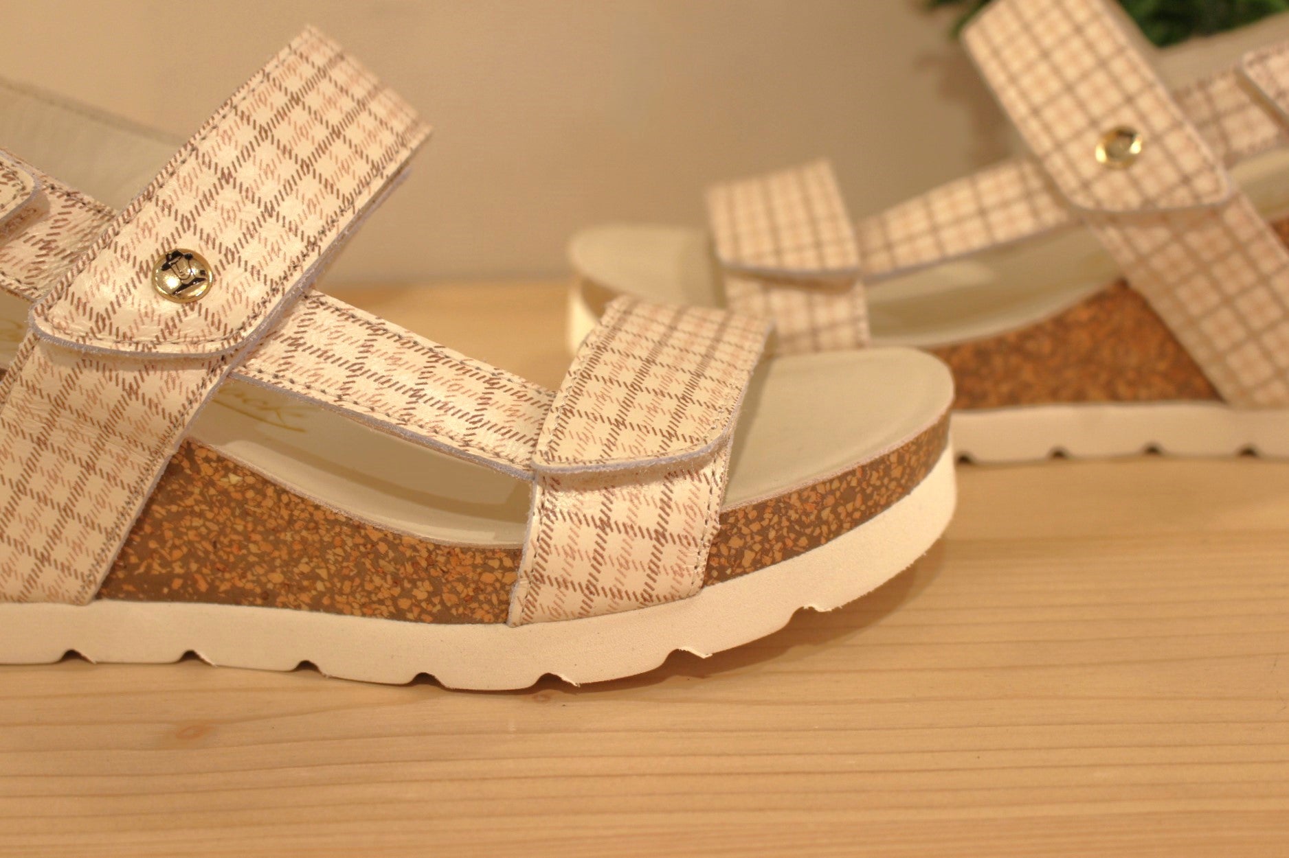 Sandales Panama Jack, en cuir dans les tons de beige et rose sur un aspect quadrillé.&nbsp;Serrage par trois scratchs 