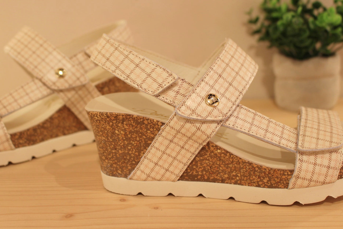 Sandales Panama Jack, en cuir dans les tons de beige et rose sur un aspect quadrillé.&nbsp;Serrage par trois scratchs 