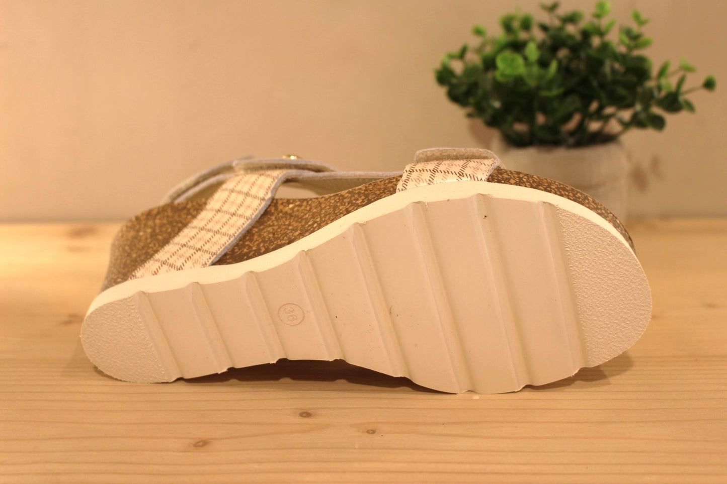 Sandales Panama Jack, en cuir dans les tons de beige et rose sur un aspect quadrillé.&nbsp;Serrage par trois scratchs 