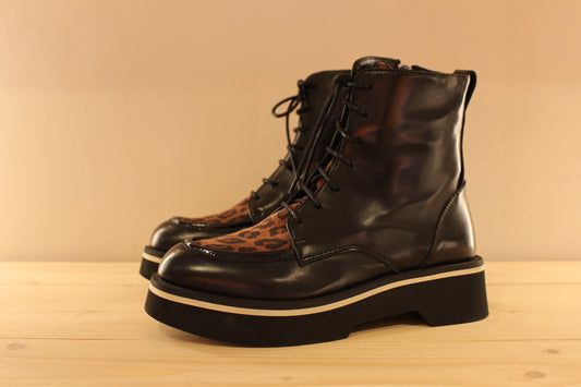 Bottines extra légères cuir noir et théme animal CASTA