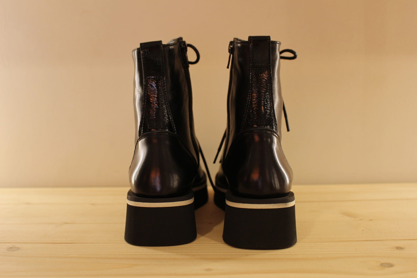 Bottines extra légères cuir noir et théme animal CASTA