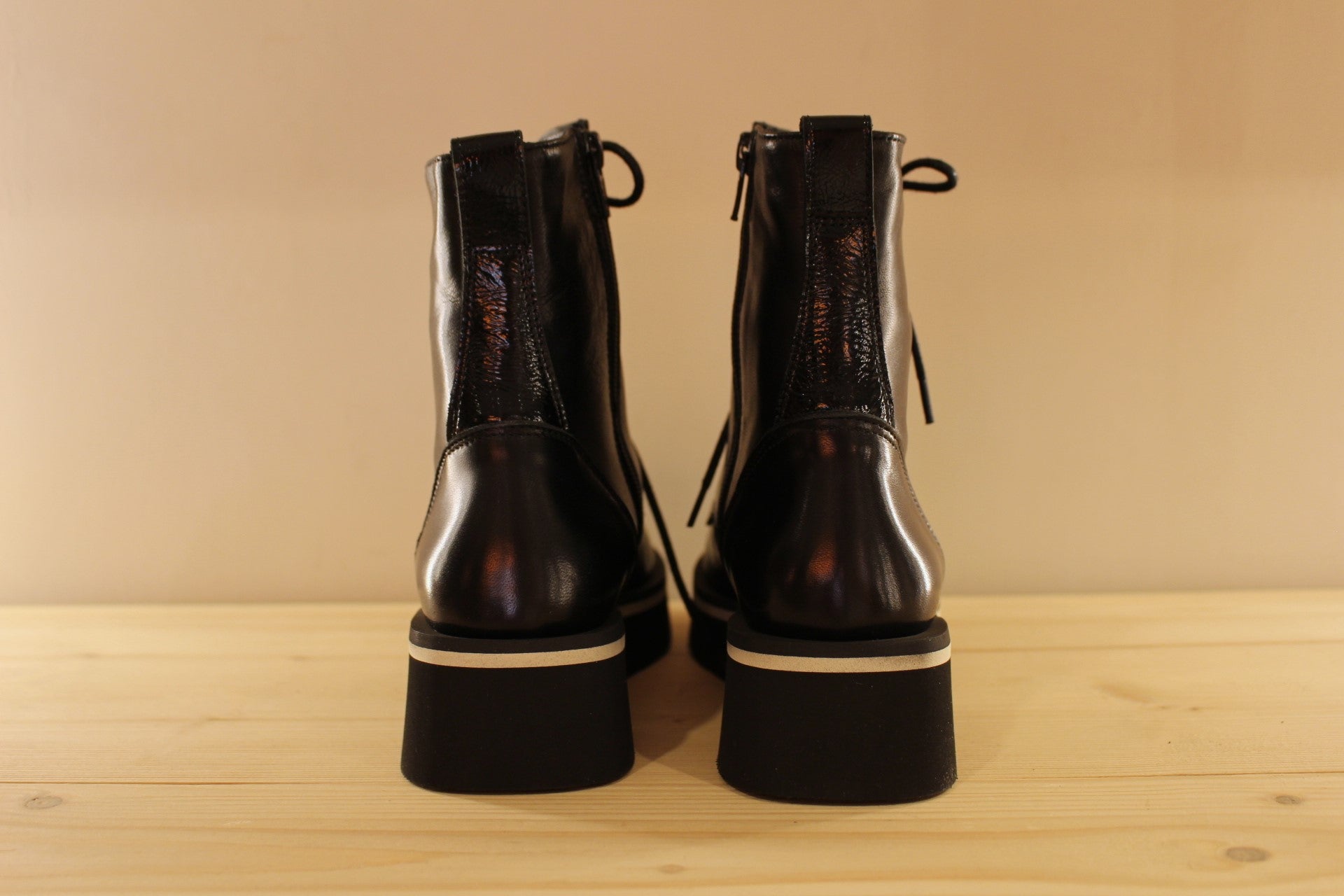 Bottines extra légères cuir noir et théme animal CASTA