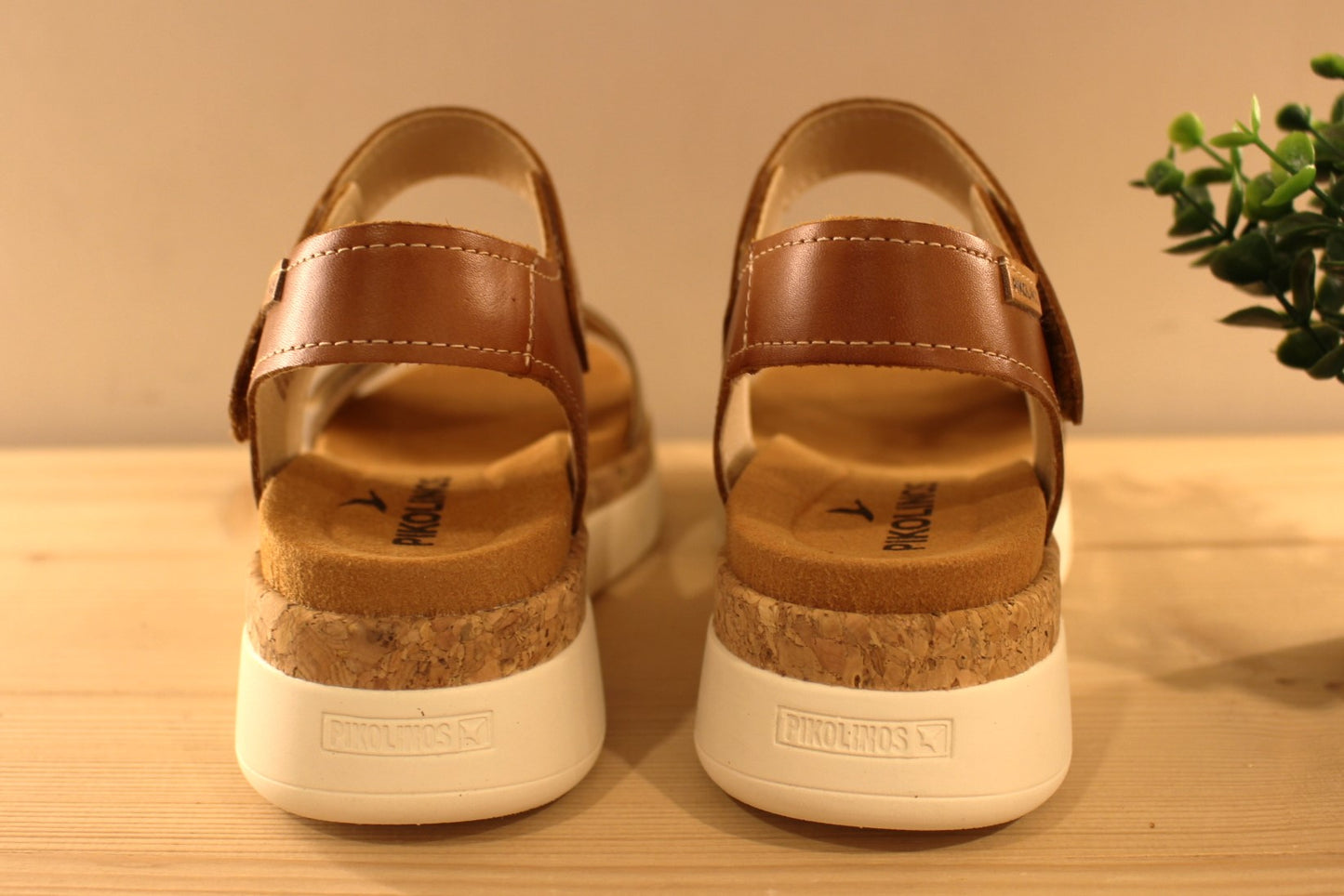 Sandales en cuir de couleur blanc cassé et camel. Serrage par deux scratchs, sur bride coup de pied et sur bride avant PIKOLINOS