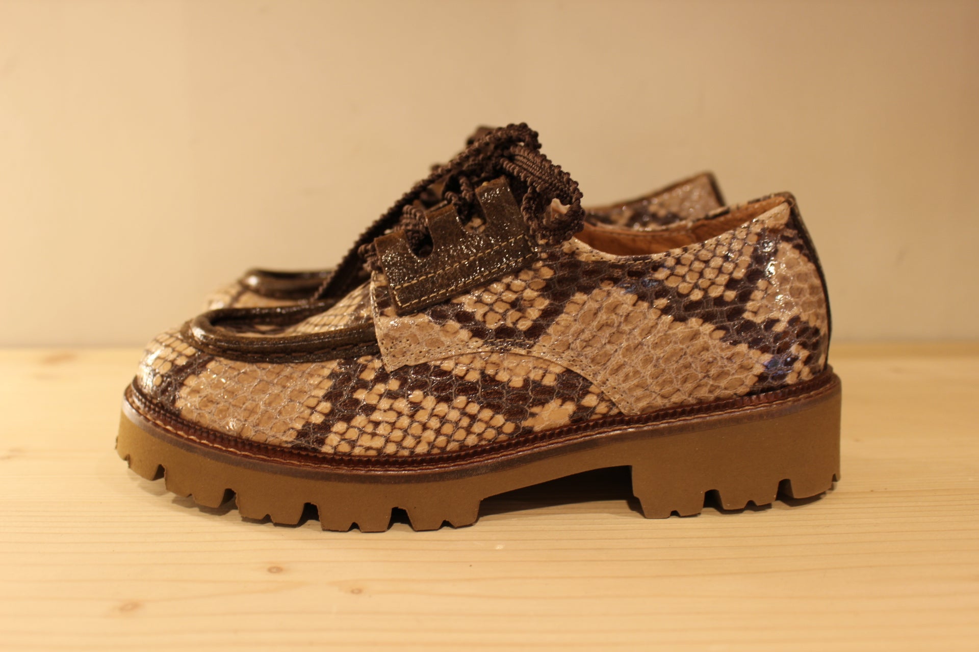 Derby Casta en cuir imprimé de couleur taupe. Chaussures doublées cuir. Serrage lacet en coton chocolat