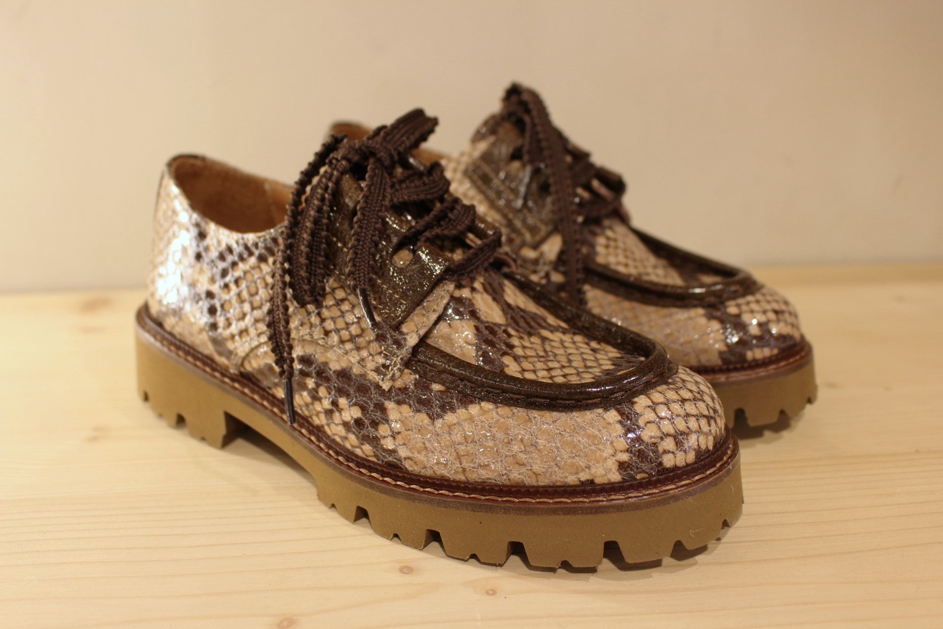 Derby Casta en cuir imprimé de couleur taupe. Chaussures doublées cuir. Serrage lacet en coton chocolat