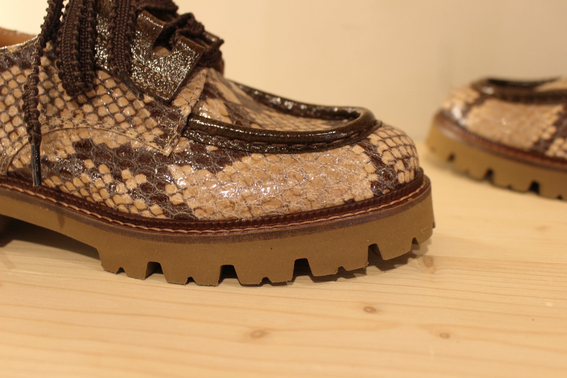 Derby Casta en cuir imprimé de couleur taupe. Chaussures doublées cuir. Serrage lacet en coton chocolat