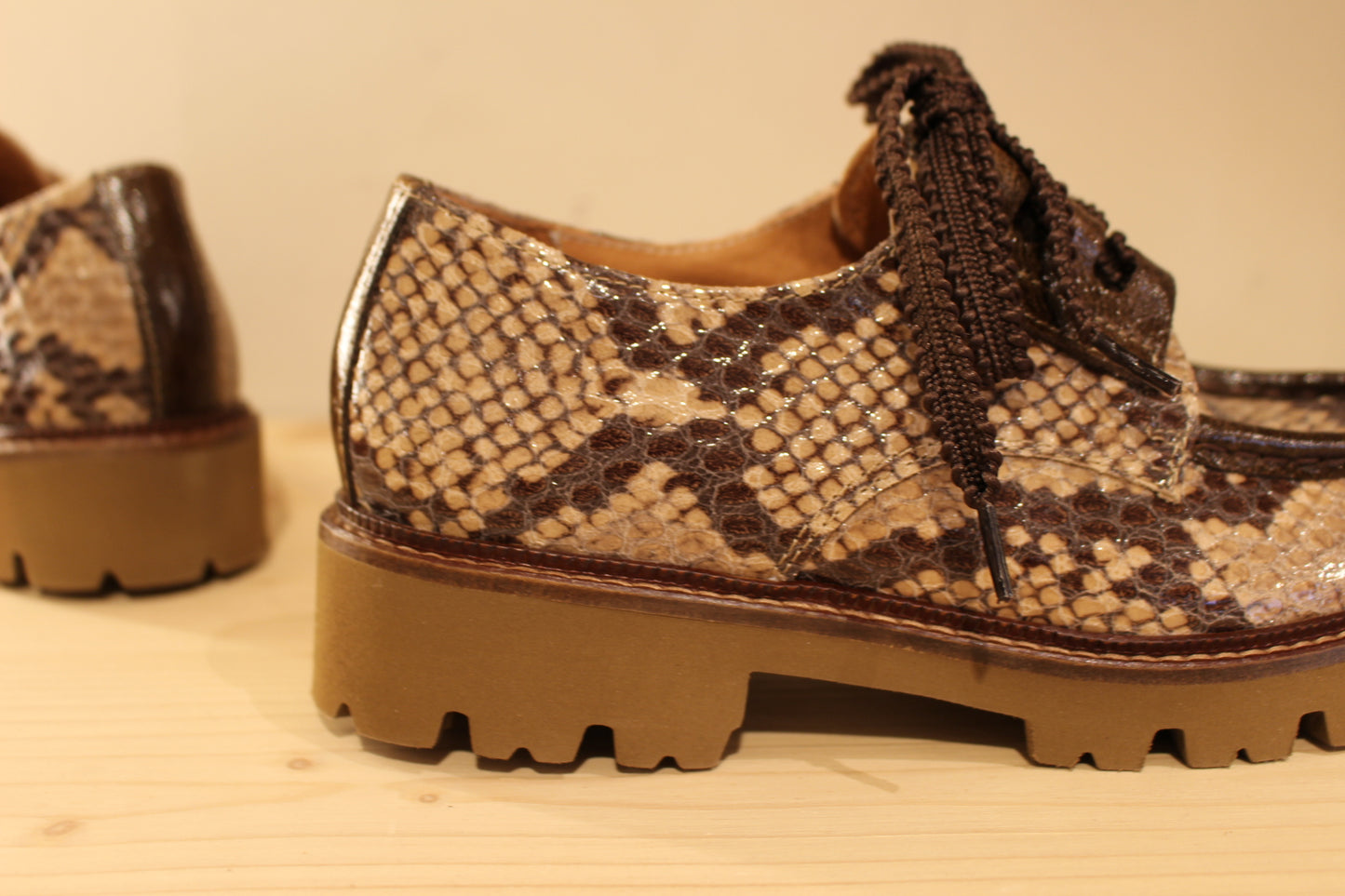 Derby Casta en cuir imprimé de couleur taupe. Chaussures doublées cuir. Serrage lacet en coton chocolat