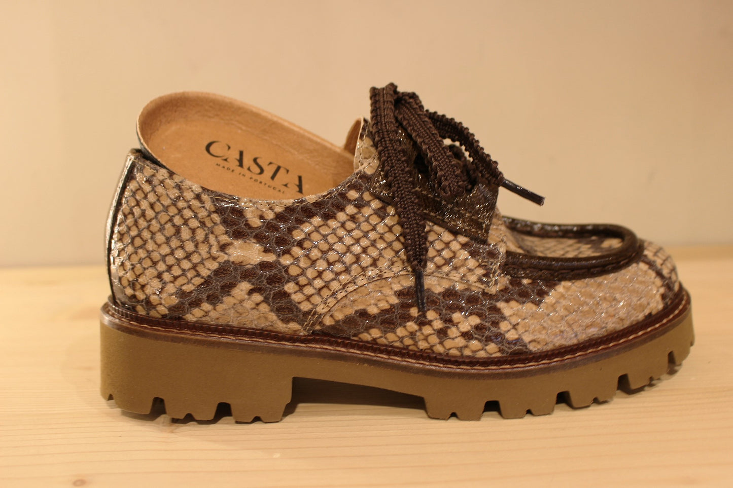 Derby Casta en cuir imprimé de couleur taupe. Chaussures doublées cuir. Serrage lacet en coton chocolat