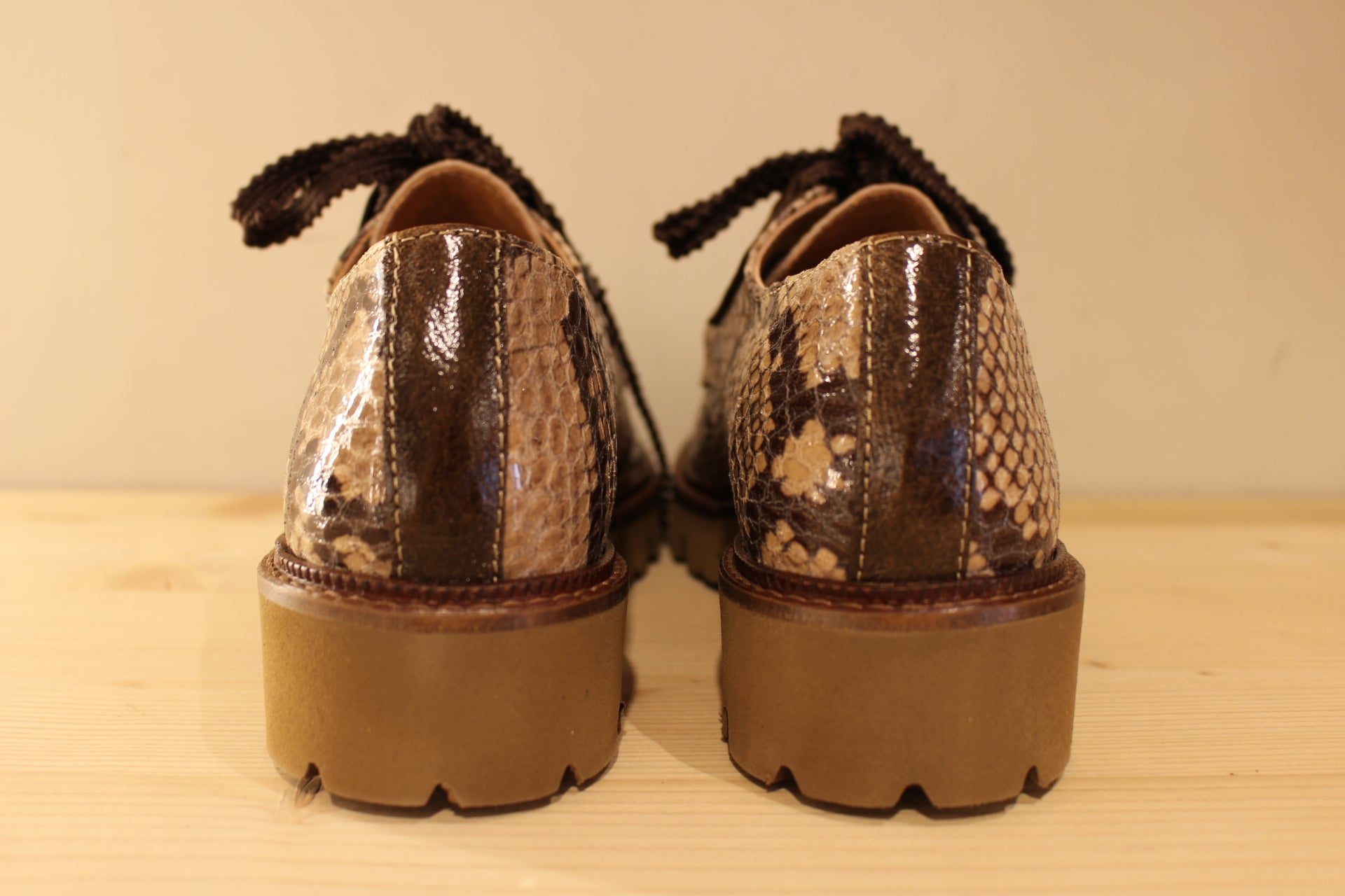 Derby Casta en cuir imprimé de couleur taupe. Chaussures doublées cuir. Serrage lacet en coton chocolat