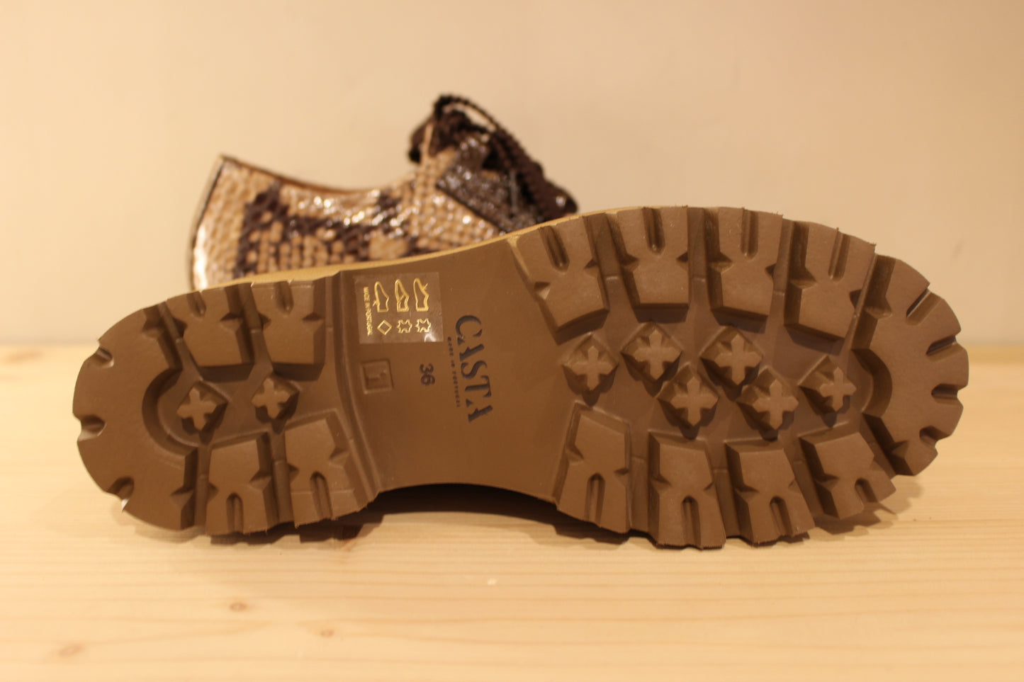 Derby Casta en cuir imprimé de couleur taupe. Chaussures doublées cuir. Serrage lacet en coton chocolat