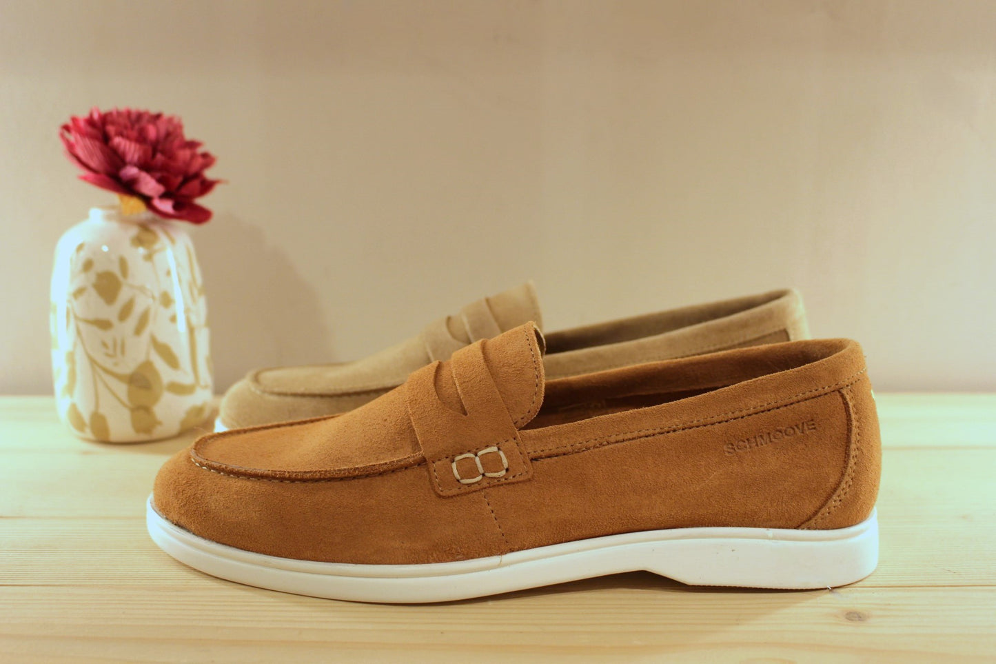 Chaussure Schmoove - Yacht. Marque française. Fabrication portugaise. Mocassin en croûte de cuir velours beige ou de couleur brique.