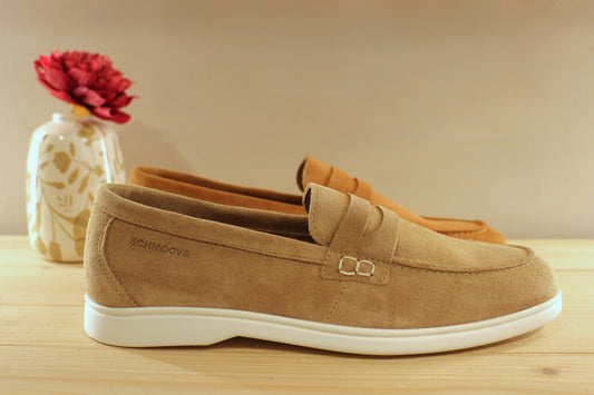 Chaussure Schmoove - Yacht. Marque française. Fabrication portugaise. Mocassin en croûte de cuir velours beige ou de couleur brique.