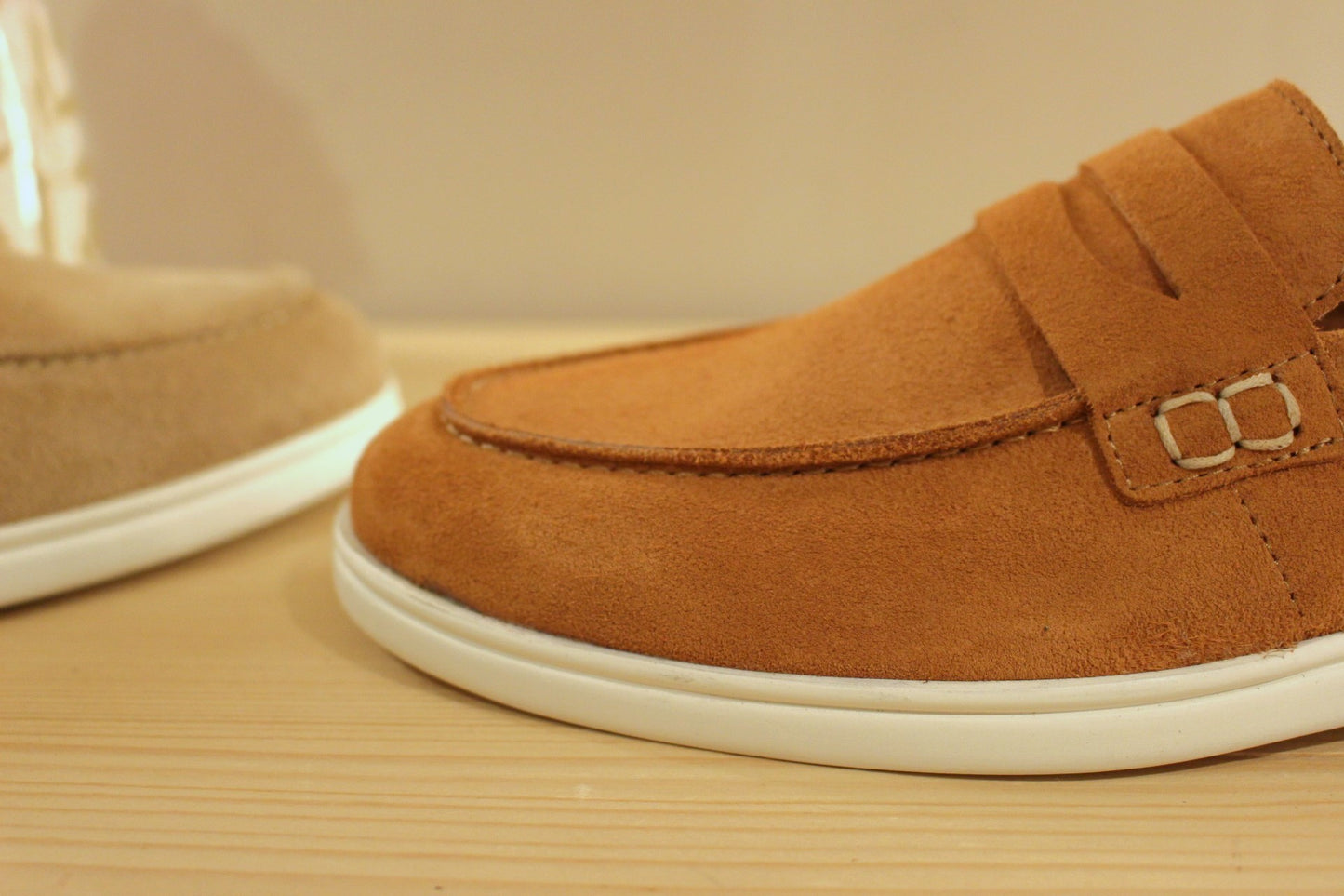 Chaussure Schmoove - Yacht. Marque française. Fabrication portugaise. Mocassin en croûte de cuir velours beige ou de couleur brique.