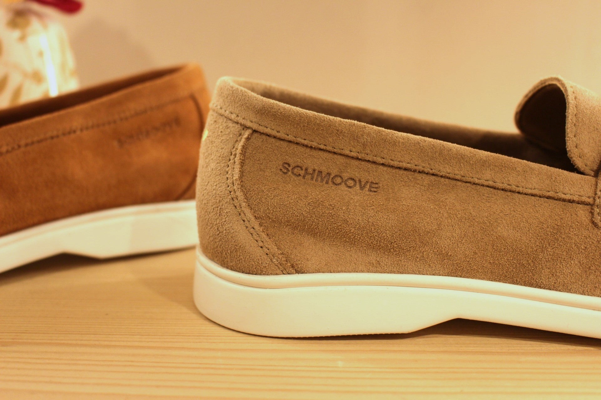 Chaussure Schmoove - Yacht. Marque française. Fabrication portugaise. Mocassin en croûte de cuir velours beige ou de couleur brique.