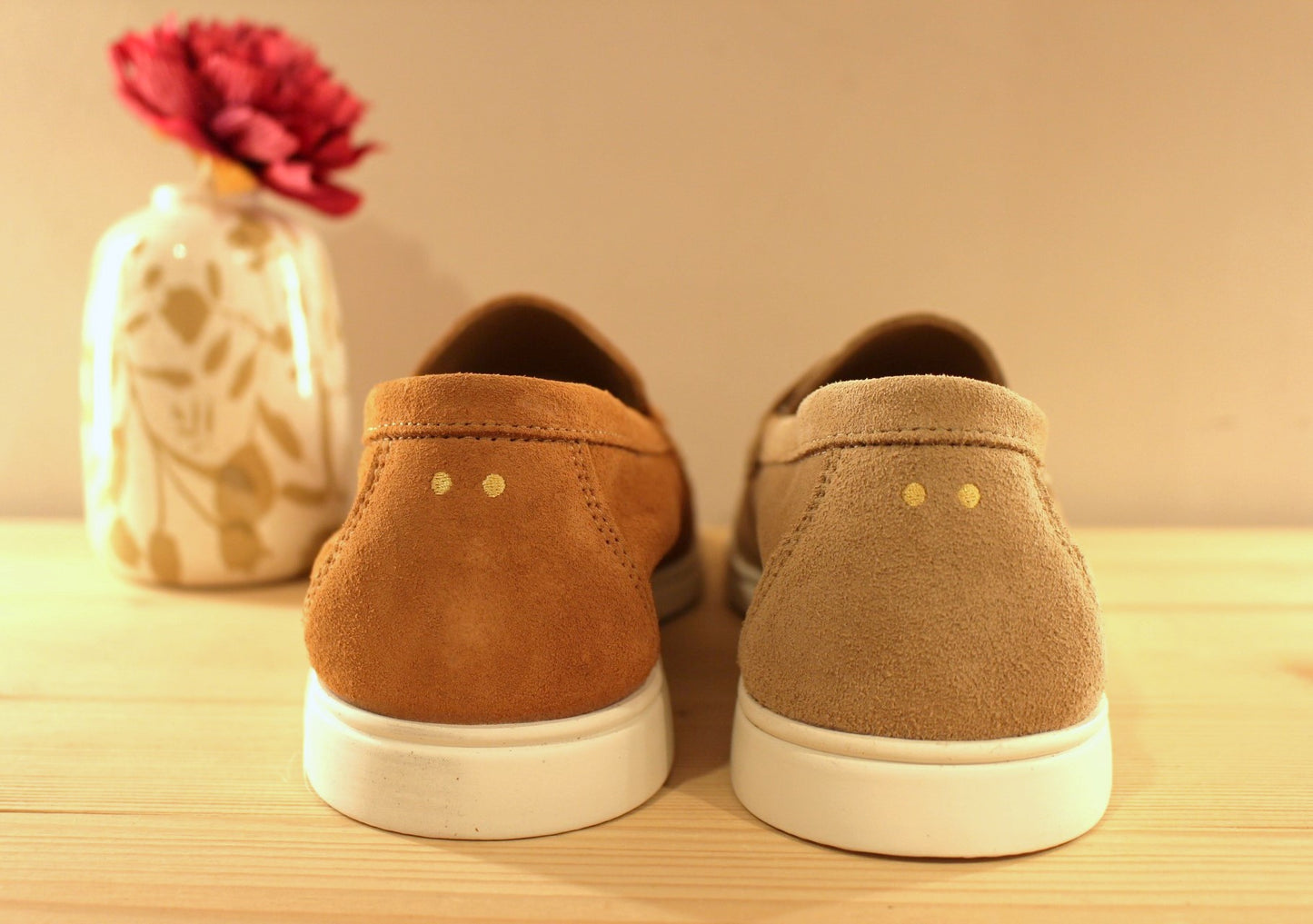 Chaussure Schmoove - Yacht. Marque française. Fabrication portugaise. Mocassin en croûte de cuir velours beige ou de couleur brique.