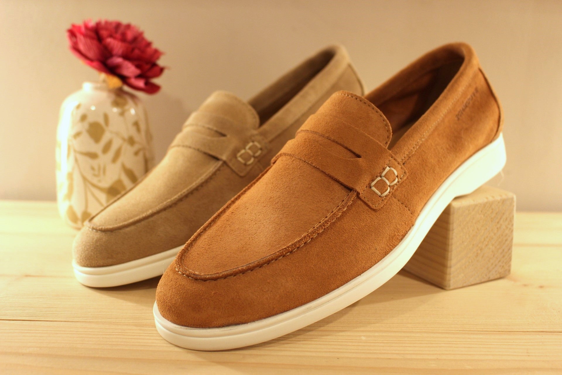 Chaussure Schmoove - Yacht. Marque française. Fabrication portugaise. Mocassin en croûte de cuir velours beige ou de couleur brique.