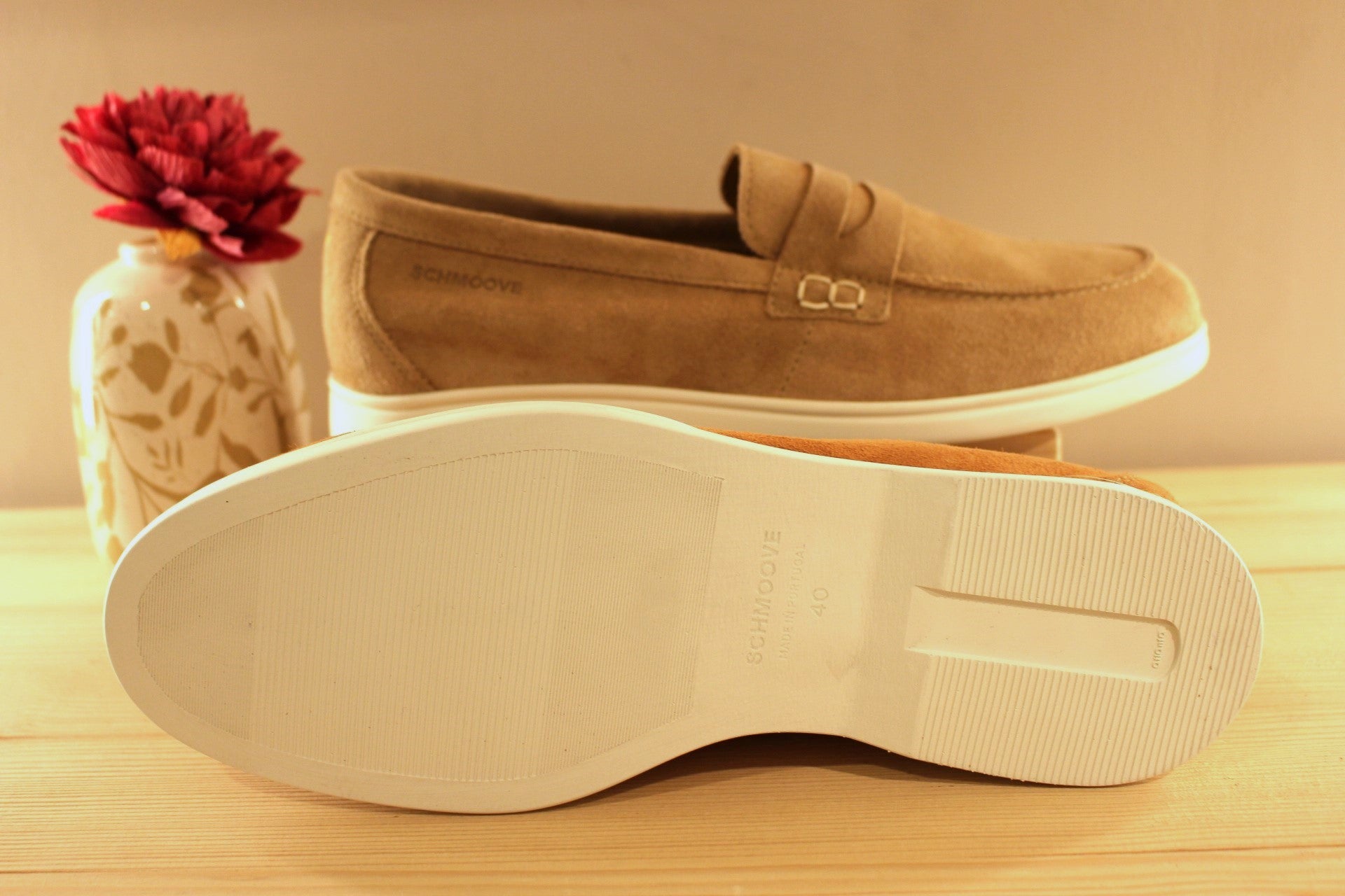 Chaussure Schmoove - Yacht. Marque française. Fabrication portugaise. Mocassin en croûte de cuir velours beige ou de couleur brique.