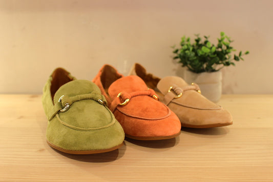 Chaussures MAMZELLE - Zoumi. Chaussures coupe mocassin en cuir velours de couleur beige, vert ou de couleur orange. Patte ton sur ton sur le coup de pied. Chaussures doublées cuir. Semelle externe en élastomère. Talon de 2 cm.