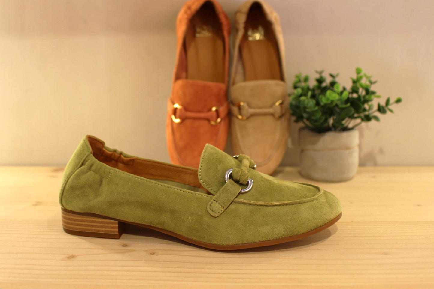 Chaussures MAMZELLE - Zoumi. Chaussures coupe mocassin en cuir velours de couleur beige, vert ou de couleur orange. Patte ton sur ton sur le coup de pied. Chaussures doublées cuir. Semelle externe en élastomère. Talon de 2 cm.