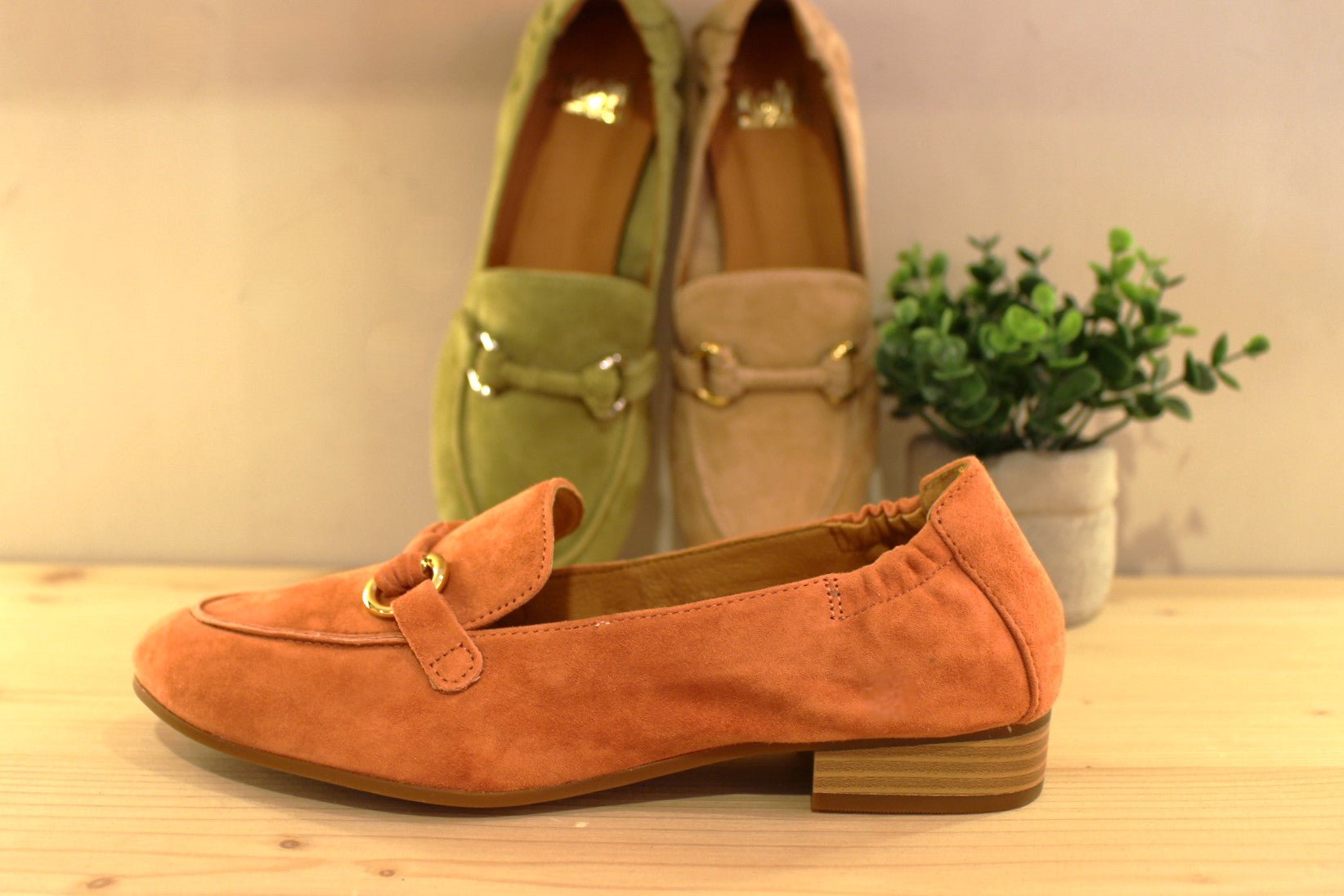 Chaussures MAMZELLE - Zoumi. Chaussures coupe mocassin en cuir velours de couleur beige, vert ou de couleur orange. Patte ton sur ton sur le coup de pied. Chaussures doublées cuir. Semelle externe en élastomère. Talon de 2 cm.