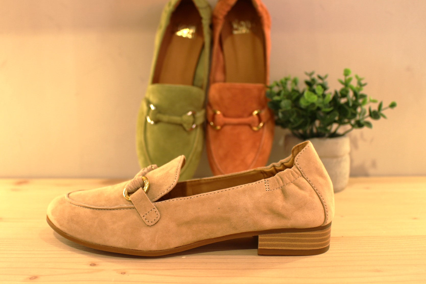 Chaussures MAMZELLE - Zoumi. Chaussures coupe mocassin en cuir velours de couleur beige, vert ou de couleur orange. Patte ton sur ton sur le coup de pied. Chaussures doublées cuir. Semelle externe en élastomère. Talon de 2 cm.